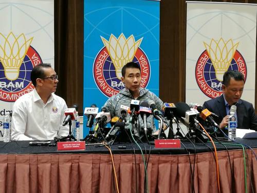 中国侨网(李宗伟召开记者会。马来西亚《中国报》)