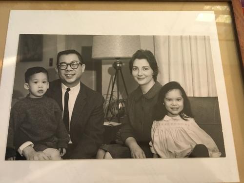 美国白人50年前嫁华人冲破传统成父母不原谅的婚姻