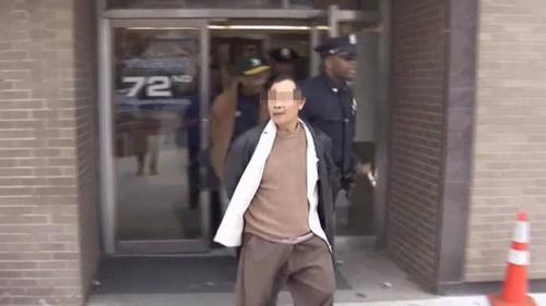 中国侨网持刀伤人的纽约华裔男子冯全益被警方拘押。(美国《世界日报》/视频截图)