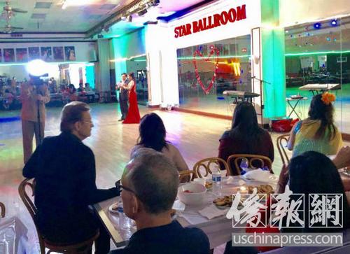 中国侨网美国洛杉矶单身新移民在蒙市的双十一活动上互动。(美国《侨报》/翁羽 摄)