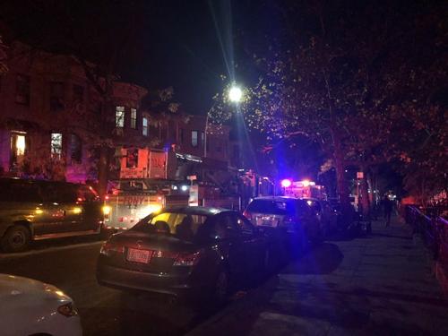 中国侨网当地时间11日晚，纽约布鲁克林一处华人住宅起火，出动六辆消防车与救护车到现场救援。(美国《世界日报》/张晨 摄)