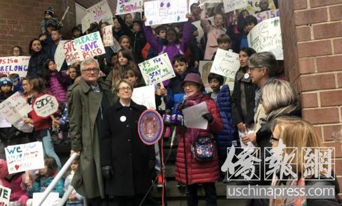 中国侨网纽约市议员陈倩雯在集会上发言。(美国《侨报》/尹英姿 摄)