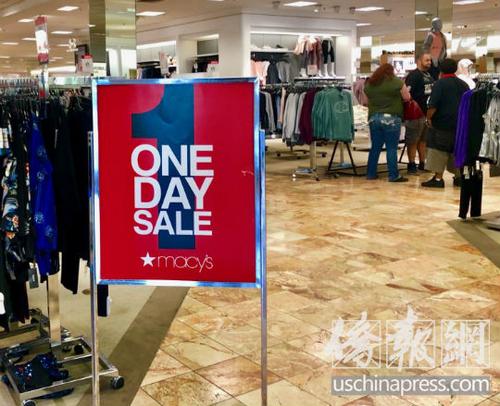 中国侨网美国部分商场开始促销打折活动。（美国《侨报》/翁羽 摄）