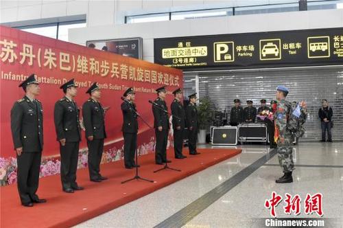 中国侨网图为11月14日上午在新郑国际机场，维和步兵营副营长韩庆峰报告返营情况。胡恩诚 摄