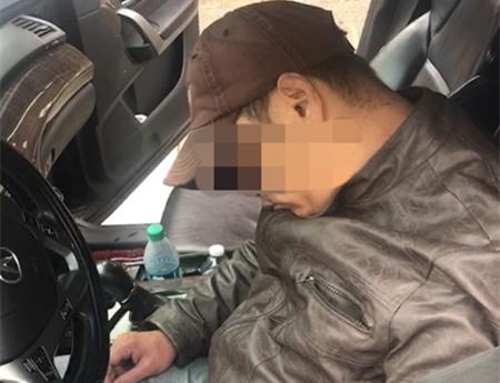 中国侨网（华裔男子坐在车内失去知觉。美国《世界日报》）