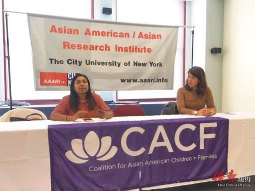 中国侨网拉赫曼(左)和托雷斯讲解CACF《重考轻学》报告。(纽约《侨报》/尹英姿 摄)