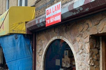 中国侨网纽约市楼宇局严查店铺招牌行动也波及到八大道众多商家。(美国《侨报》/崔国萁 摄)