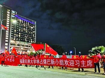 中国侨网巴新华人华侨及当地民众在代表团下榻酒店前欢迎习近平主席到访。(王传军摄/光明图片)