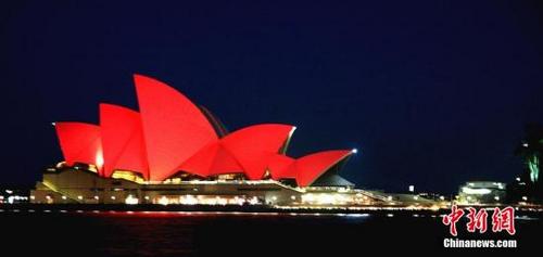 中国侨网资料图，南半球著名悉尼歌剧院披上“中国红”，彰显中国特色的喜庆、吉祥、快乐的气息。中新社发 沙长华 摄