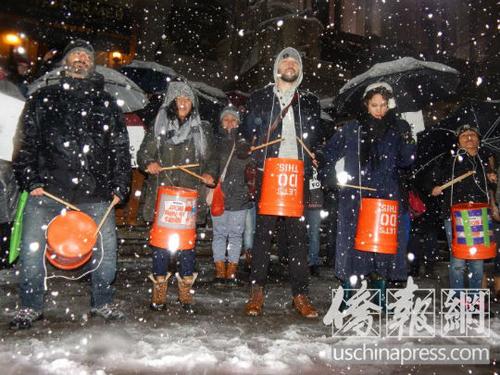 中国侨网数百人集结纽约曼哈顿下城示威。(美国《侨报》/尹英姿 摄)