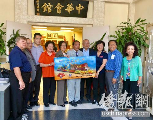中国侨网美国波士顿美籍华人传统基金会代表拜会洛杉矶中华会馆理事会,希望华人社区共同支持参加元旦玫瑰花车大游行的“和谐团结号”花车。(美国《侨报》/翁羽 摄)
