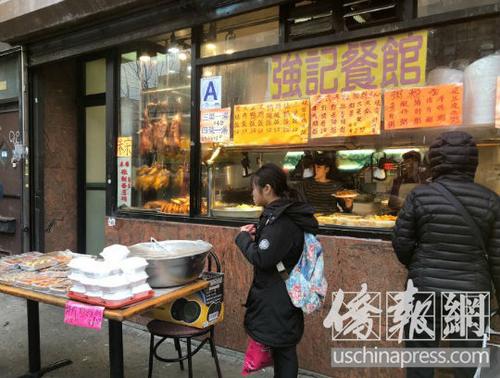 中国侨网随着感恩节临近，八大道中餐馆烤火鸡、烤鸡、烤鸭的生意也好起来。（美国《侨报》/崔国萁 摄）