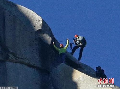 中国侨网资料图，来自美国加利福尼亚州的30岁男子约根森和科罗拉多州的36岁男子卡德威仅靠双手和双脚攀登优胜美地国家公园酋长巨石(El Capitan)。