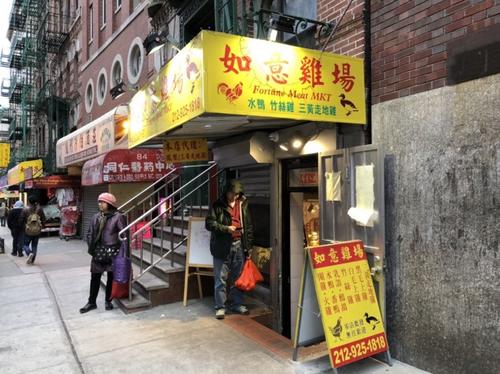 中国侨网除了向餐馆预订火鸡，还有不少人买生的火鸡自己回家烤。(美国《世界日报》/颜嘉莹 摄)