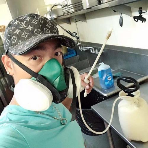 中国侨网经营中餐外卖店的陈爱明说,这一年餐馆员工流动率大,常常切肉、炒菜、打杂、清扫样样都得自己来。(美国《世界日报》/陈爱明提供)