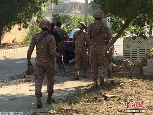 中国侨网11月23日,中国驻巴基斯坦卡拉奇领事馆遭多名武装分子袭击。初步消息称,袭击中两名巴基斯坦警察死亡,另有一名警察受伤。事发现场部署了大批警察和突击队员,通往领事馆的道路已被封锁。(图片来源:中国新闻网)