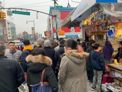 中国侨网结束感恩节低温,法拉盛24日迎来人潮。(美国《世界日报》/赖蕙榆 摄)