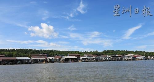 中国侨网老港是一个离开十八丁约20分钟船程的小岛，海边的木屋鳞次栉比。（马来西亚《星洲日报》）