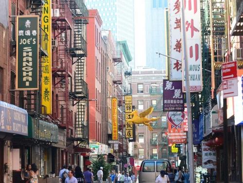 中国侨网纽约华埠街头，中餐馆林立。（美国《世界日报》/许振辉 摄）