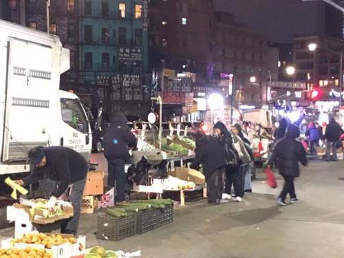 中国侨网虽然天气晴朗,但柯西街市场的人流量不如以往,有摊贩于下午5时准备收摊。(美国《世界日报》/张筠 摄)