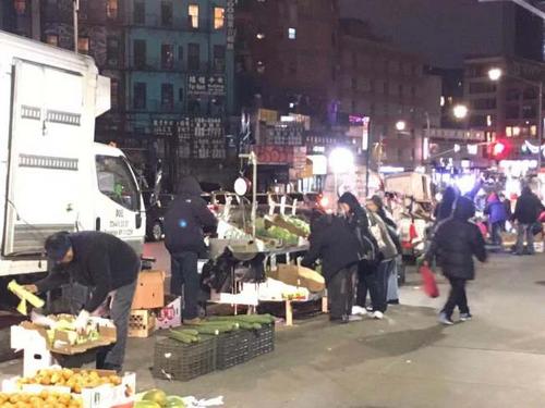 中国侨网虽然天气晴朗，但柯西街市场的人流量不如以往，有摊贩于下午5时准备收摊。(美国《世界日报》/张筠 摄)