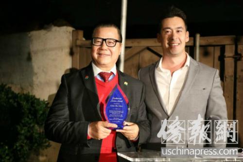 中国侨网廖钦和（左）获颁男孩女孩俱乐部“年度社区服务奖”。（美国《侨报》/高睿 摄）