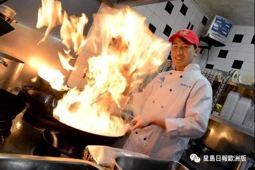 中国侨网Jacky Chan的工作照。(星岛日报欧洲版微信公众号)