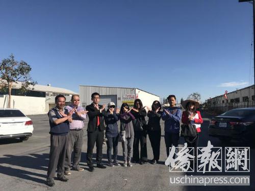 中国侨网到场抗议华人一同举出“NO”的手势表示抵制。(美国《侨报》/聂达 摄)