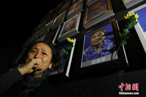 中国侨网12月6日,侵华日军南京大屠杀遇难同胞纪念馆为最近去世的南京大屠杀幸存者王秀英、赵金华、陈广顺举行熄灯、悼念仪式。图为赵金华的女儿赵敏参加熄灯悼念仪式。中新社记者 泱波 摄