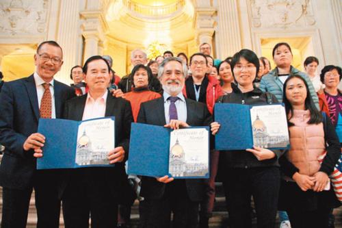 中国侨网旧金山市议员佩斯金（中）表彰众多华埠社区组织，帮助C提案通过。（美国《世界日报》/李晗 摄）