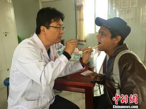 中国侨网义诊活动现场。 钟欣 摄
