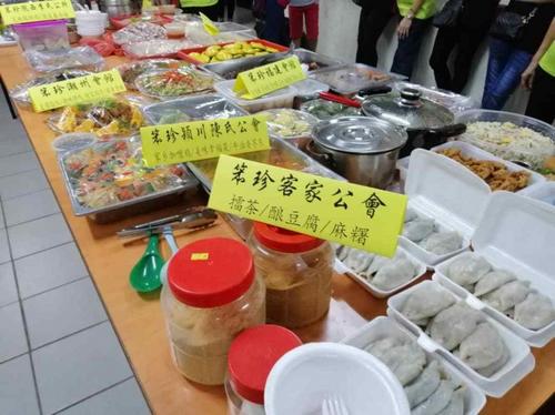 中国侨网交流会呈献各籍贯的美食，让出席者以自由餐方式品尝。（马来西亚《星洲日报》）