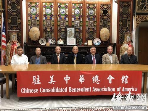中国侨网中华主席团成员在记者会上齐声呼吁捐助北加州坎普山火灾民。(美国《侨报》/陈勇青 摄)