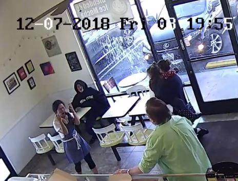 中国侨网美国华裔女店主高辛事后接受采访时表示,她的脸受到烫伤仍然很痛,但仍照常上班。(美国中文网/视频截图)