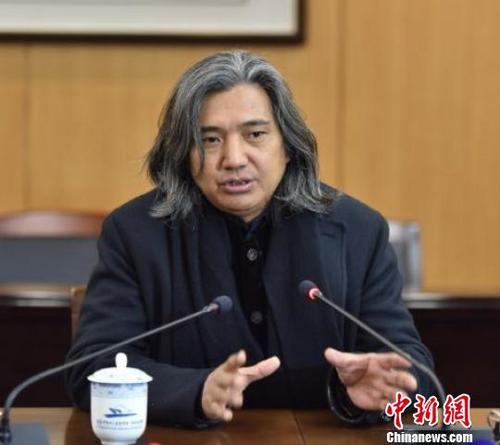 中国侨网中国美术馆馆长吴为山讲述《国家公祭纪念碑——南京大屠杀组雕》创作过程。 侵华日军南京大屠杀遇难同胞纪念馆供图 摄