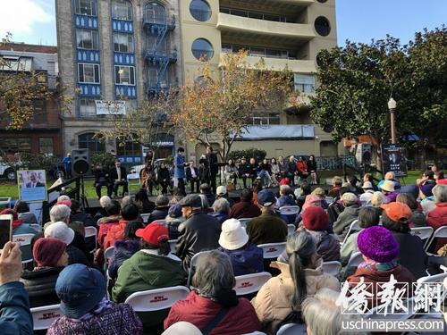 中国侨网旧金山民众不约而同来到花园角怀念已故市长李孟贤。(美国《侨报》/陈勇青 摄)