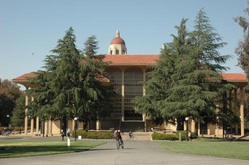中国侨网斯坦福大学古典欧式教学大楼。(美国《世界日报》/丁曙 摄)