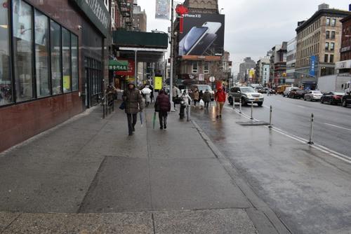 中国侨网昔日纽约华埠街头的菜贩、人群不见踪影，显得格外冷清。(美国《世界日报》/颜嘉莹 摄)