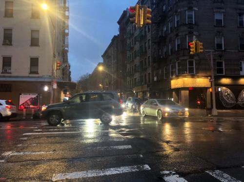 中国侨网两小时内，美国纽约曼哈顿华埠勿街交Kenmare街和春街连发两起车祸劫案。（美国《世界日报》/张晨 摄）