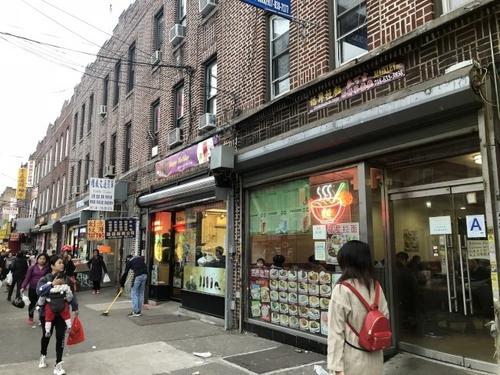中国侨网曼哈顿、布鲁克林及皇后区华社商业区众多店家日前因收到巨额罚单,掀起拆招牌潮。(图片来源:美国《世界日报》档案照)