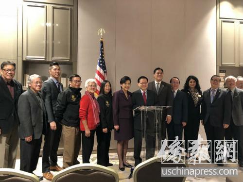 中国侨网出席17日记者会的部分代表，中间为美国联邦众议员赵美心。（美国《侨报》/王珂莹 摄）