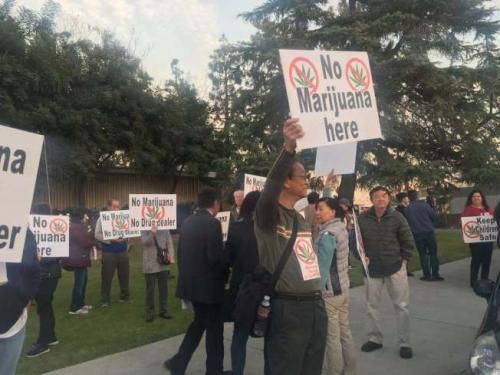 中国侨网民众在艾尔蒙地市议会举行前在门外抗议建设大麻基地。（美国《世界日报》/林佩锦 摄）