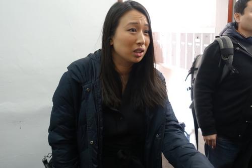 中国侨网纽约州众议员牛毓琳未能在监狱建案会议上发言，十分气愤，要求公开公平。（美国《世界日报》／金春香 摄）