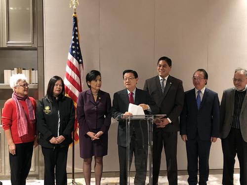 中国侨网美国联邦议员赵美心(左三)、前加州众议员伍国庆(左四)及美国亚太裔小区组织代表及民选官员,呼吁华裔民众不要忘记废除《排华法案》75周年的历史。 (美国《星岛日报》/杨婷 摄)