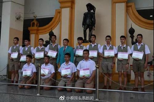 中国侨网13名救人学生获得学校表彰。(泰国头条新闻)