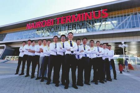 中国侨网莫坤（中）和蒙内铁路公共安全团队。