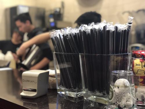 中国侨网多年来,塑料吸管一直是商家们提供给顾客的首选。(美国《世界日报》/王千惠 摄)