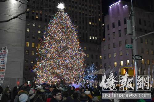 中国侨网洛克菲勒中心圣诞树在圣诞节当日迎来人流高峰。（美国《侨报》/尹英姿 摄）