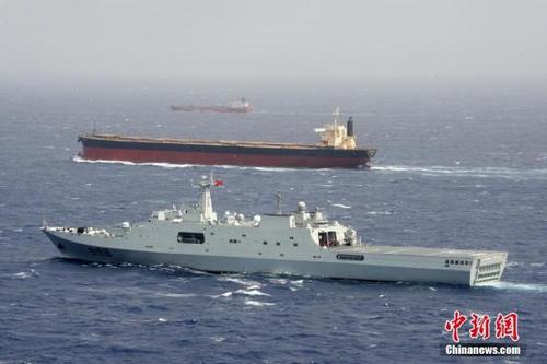 中国侨网图为2010年7月，航拍中国海军第六批护航编队护航现场。中新社发 中国海军供图