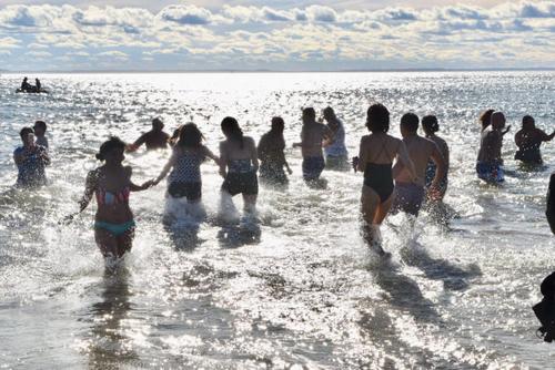 中国侨网纽约康尼岛元旦冬泳，参与者一同冲进海水中。（美国《世界日报》/颜洁恩 摄）